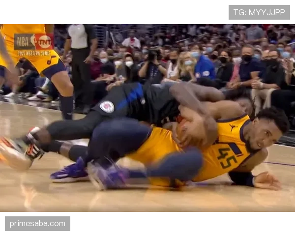 为什么背后压人算犯规？裁判如何判定“压制性接触”？