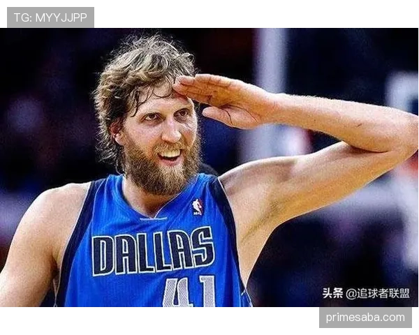 德约球馆外拿个咖啡还能被围观，这待遇日常能有几回？